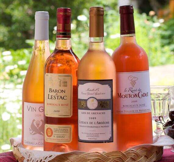 桃红葡萄酒和干红区别，桃红颜色亮丽口感清新/干红深沉口感醇厚