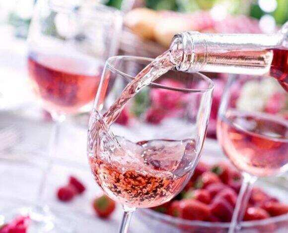 桃红葡萄酒为什么是桃红色，带皮发酵时间短萃取的色素比较少