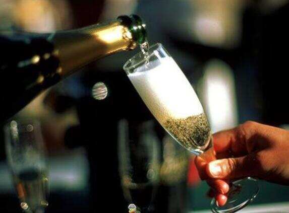 起泡酒和香槟的区别，香槟特指法国香槟地区出产的起泡酒