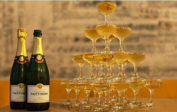 香槟塔怎么摆需要多少个杯子，叠罗汉方式摆至少需要20个香槟杯