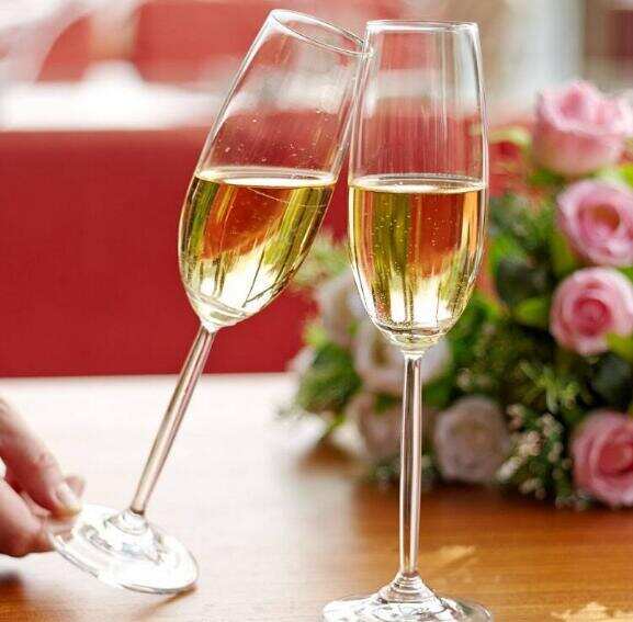 香槟是白葡萄酒么，不是/香槟可用红葡萄酿制成桃红香槟