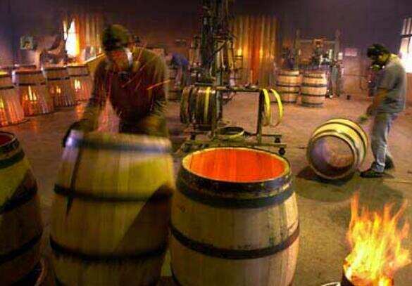 橡木桶是葡萄酒的调味品，新旧橡木桶酿造出来的风味各不相同