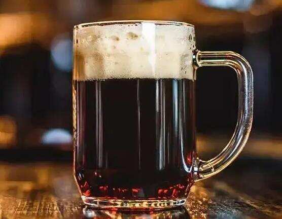 黑啤为什么是黑的和普通啤酒的区别，颜色来自烘烤变黑的麦芽