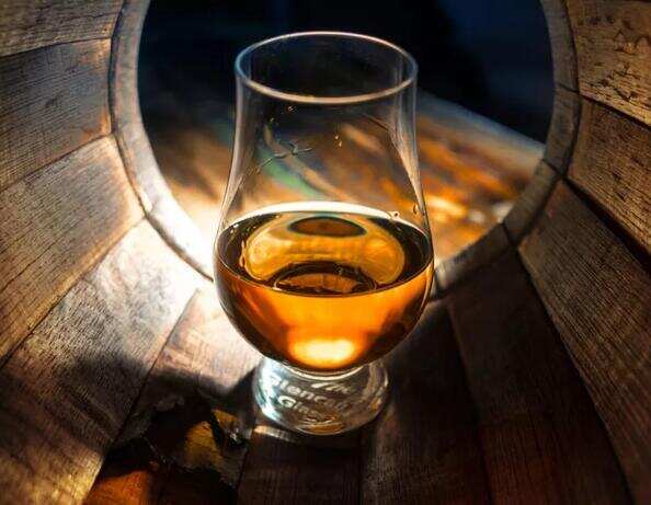 威士忌酒是什么酒，40度以上的烈性蒸馏酒口感风味超级复杂