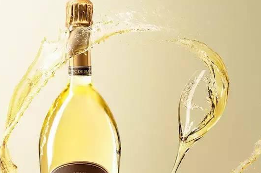 白中白香槟酒体轻盈，多用霞多丽葡萄酿造