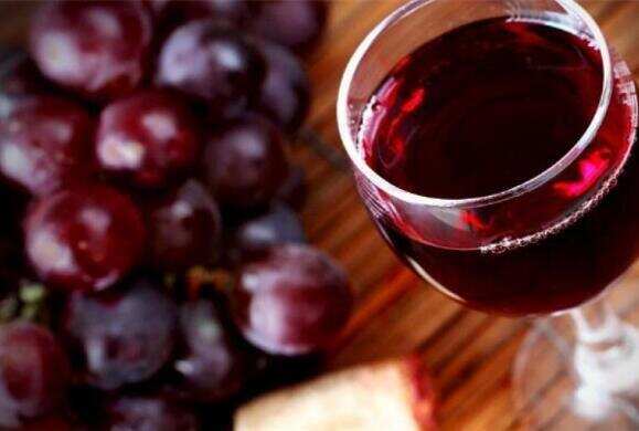 西拉葡萄酒的特点，酒体颜色深单宁柔顺果味丰富而直接