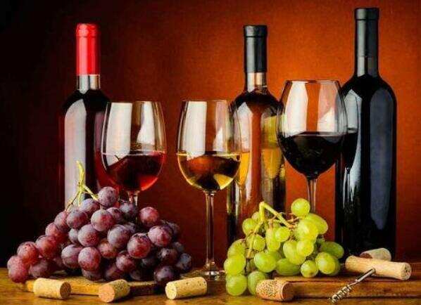 白葡萄酒和红葡萄酒的区别，颜色/气味/口感/饮用方式都完全不同