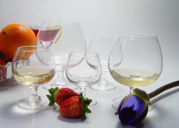 白兰地杯的类型及拿法，不同的选择会影响酒液的口感和气味
