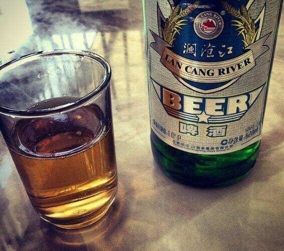 云南最具代表性的澜沧江啤酒，优质高山水令其喝起来更清香甘甜