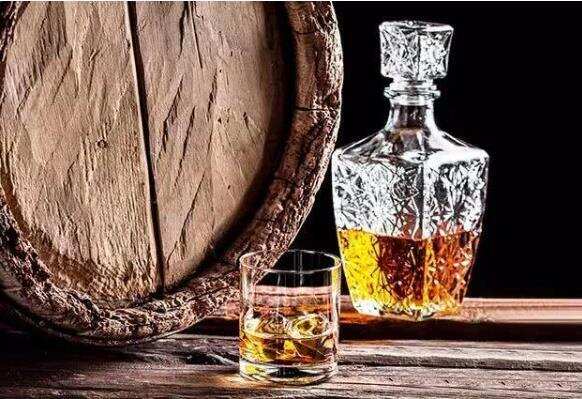 威士忌是什么酿造的，多种谷物酿制的蒸馏烈酒各国风味完全不同