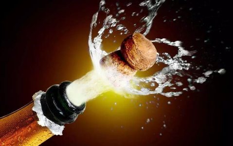 起泡酒和香槟的区别，香槟属于传统法酿制的起泡酒