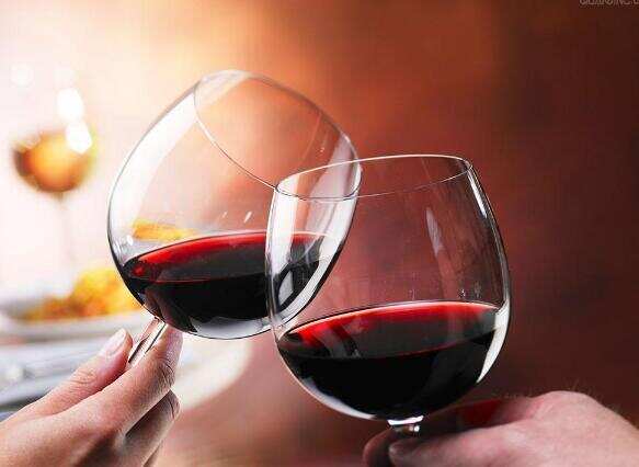 起泡酒和红酒哪个好，起泡酒颜值高好喝但红酒更值得细品