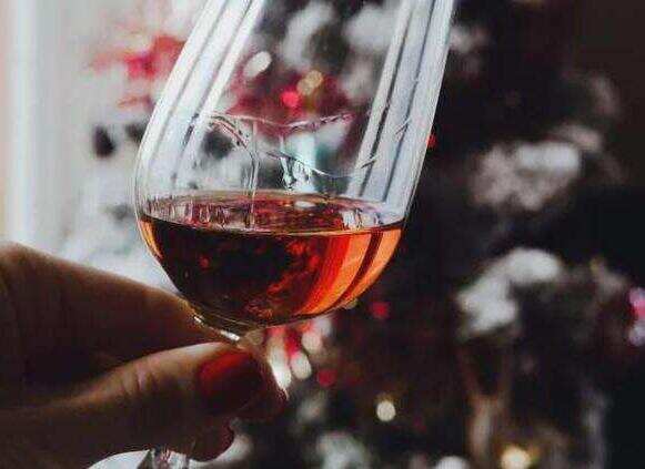 干邑和葡萄酒的区别，干邑是蒸馏酒/葡萄酒是发酵酒价值完全不同