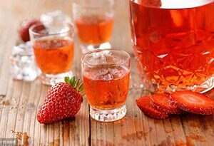 草莓酒的制作方法，如何自制新鲜美味的草莓酒