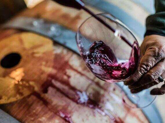 葡萄酒过桶是什么意思，在橡木桶中陈酿获取风味源自美丽的意外