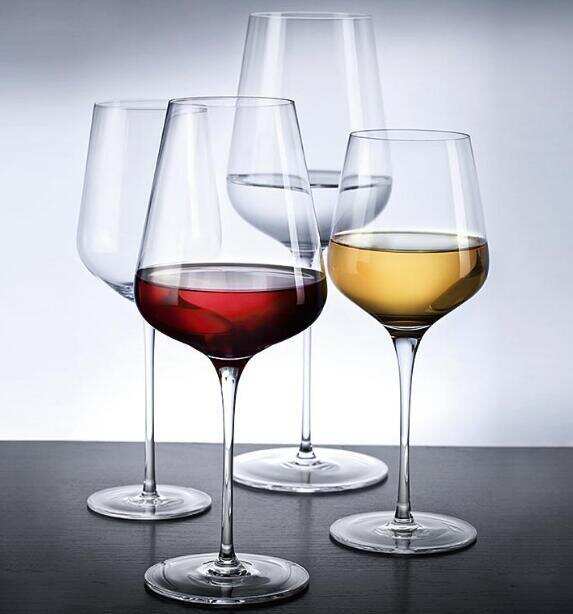 白葡萄酒杯和红酒杯的区别，不在于尺寸大小关键在于形状