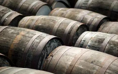 橡木桶的作用，微量氧气从橡木板间缝隙进入柔化红酒中的单宁