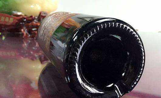 红酒瓶底部凹的越深代表什么，跟品质无关主要是沉淀杂质