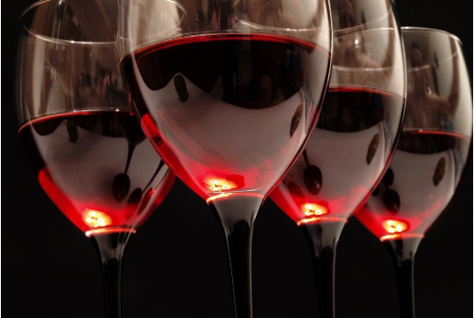 干白葡萄酒和干红葡萄酒的区别，单宁的含量带来了口感的差异