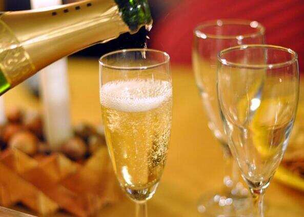 香槟酒是葡萄酒吗，香槟是法国特定产区生产的起泡葡萄酒