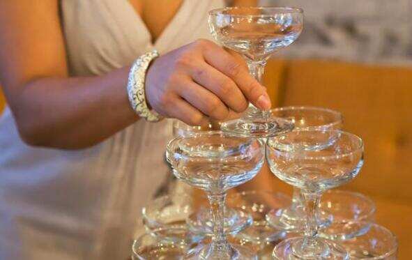 香槟塔怎么摆需要多少个杯子，叠罗汉方式摆至少需要20个香槟杯