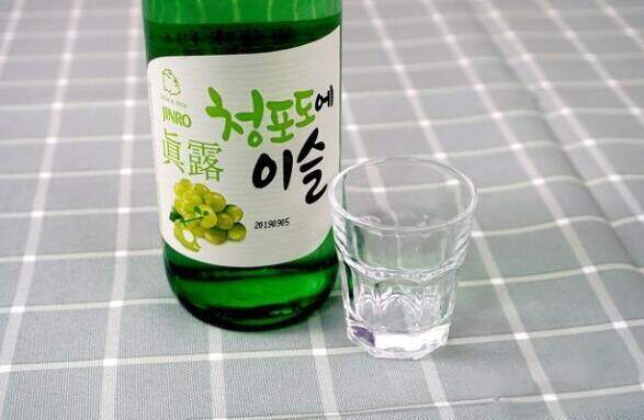 韩国真露烧酒哪个口味好，葡萄味入口顺滑果味浓郁最好喝