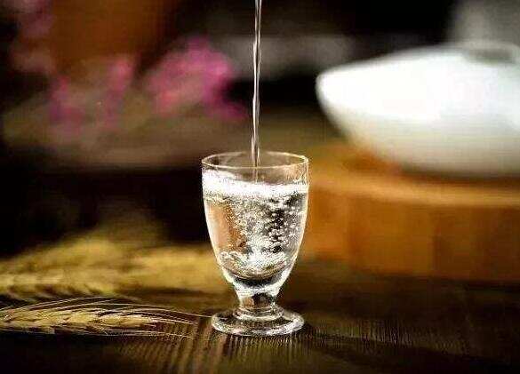 液态法白酒是什么意思，是酒精勾兑酒也可以喝但品质较差