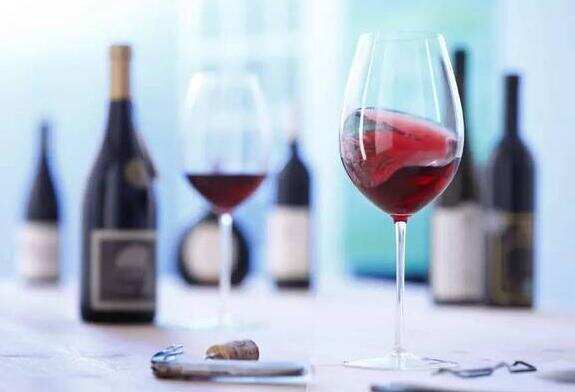 黑皮诺葡萄酒的特点，优雅细腻是其最经典的代表