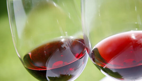 红酒口味有哪些种类，根据酸甜度和酒体厚重度来区分即可