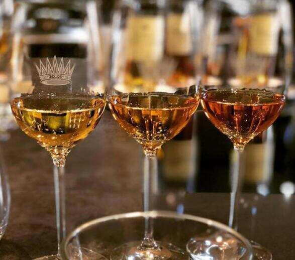 贵腐酒是甜白葡萄酒吗，属于最高端的甜白被誉为液体黄金