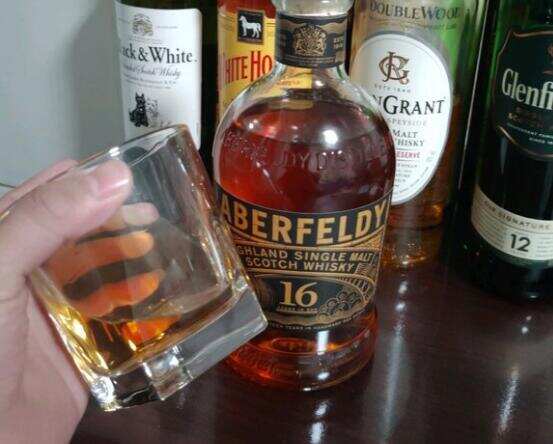 Aberfeldy艾柏迪16年威士忌评测，非常轻柔香甜类似于百富双桶