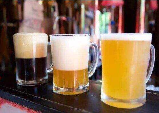 白啤酒和黑啤酒有什么区别，白啤色浅口味轻/黑啤色深口味重