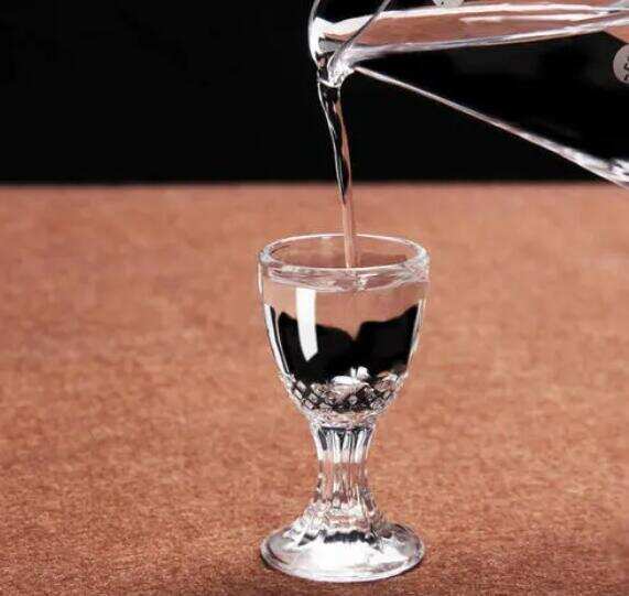 白酒杯一般多少ml，一般15-30ml但也有100ml以上的大酒杯