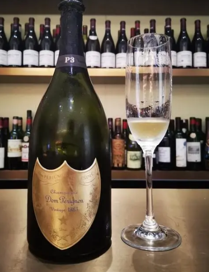 法国顶级香槟唐·培里侬香槟王，唯一仅用两种葡萄酿造的香槟品牌