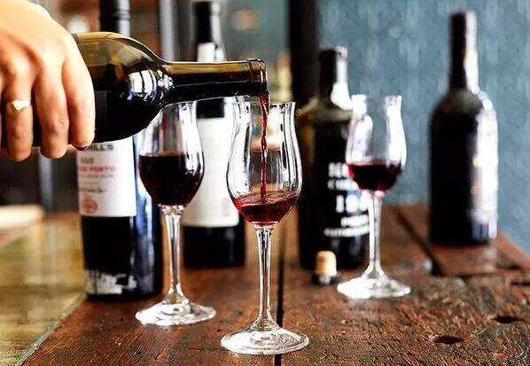 干红葡萄酒保质期几年，99%的葡萄酒适饮期在3-5年