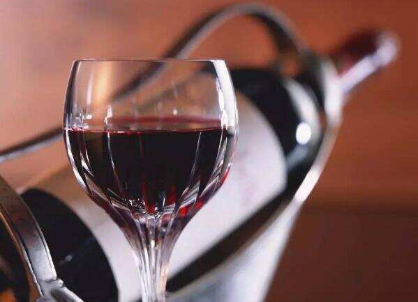 红酒过期了能喝吗没开封的红酒，能喝但口感好不好就看酒的品质
