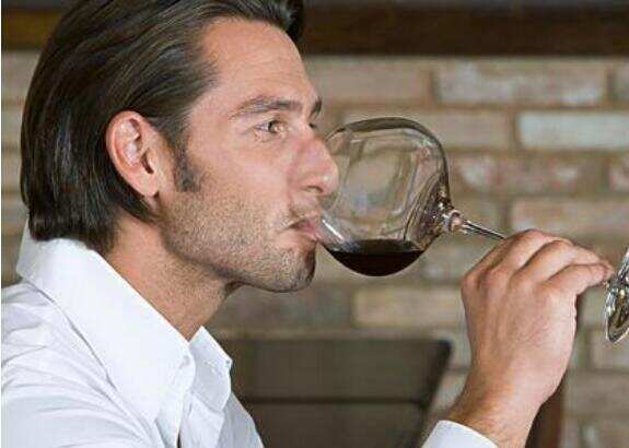 红酒怎么才是好红酒，看红酒颜色和酒塞的类型就能判断