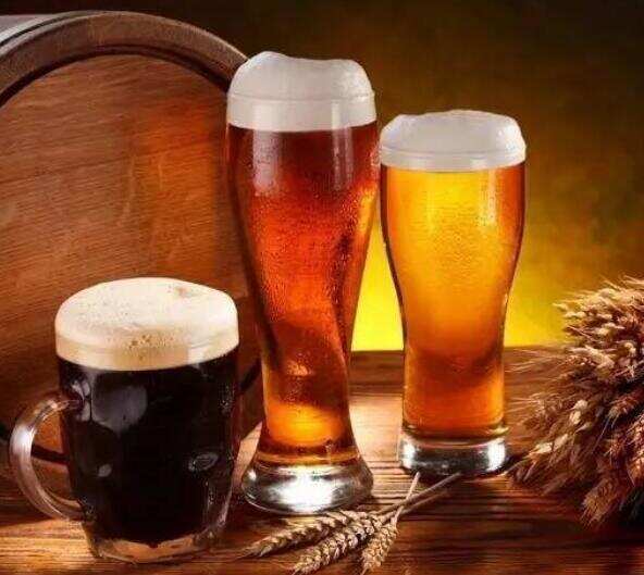 黑啤和白啤的区别哪个好喝，原料不同导致颜色口感不同推荐白啤