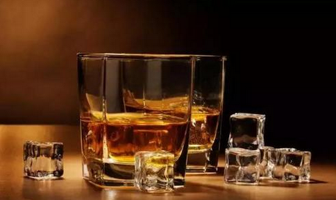威士忌的喝法有5种，不止加冰还可以加热水