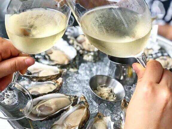 吃海鲜喝什么酒比较好?最搭的是干白葡萄酒和黄酒千万别喝啤酒