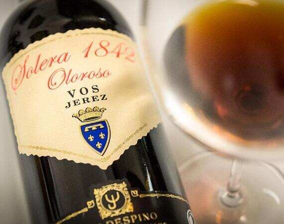 西班牙雪莉酒是红酒吗，属于加强葡萄酒但通常以白葡萄酒为主