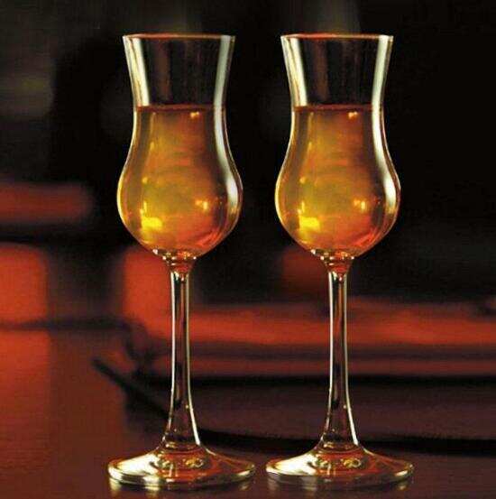 白兰地杯的类型及拿法，不同的选择会影响酒液的口感和气味