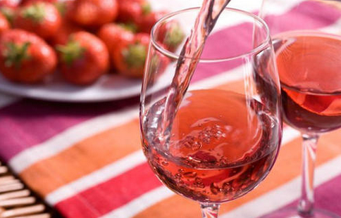 桃红葡萄酒和干红区别，干红葡萄酒是甜度低于4克/升的红酒