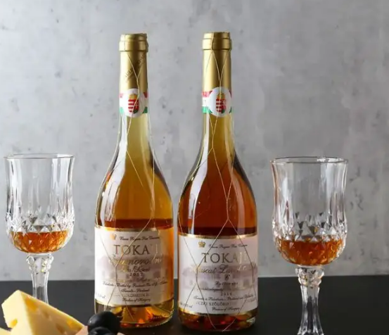 贵腐酒是什么酒，发霉葡萄酿成的酒要在6~8度饮用(正确喝法)