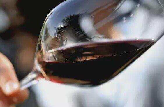 红酒的单宁是什么口感，在口腔内呈现收敛状态的干涩口感