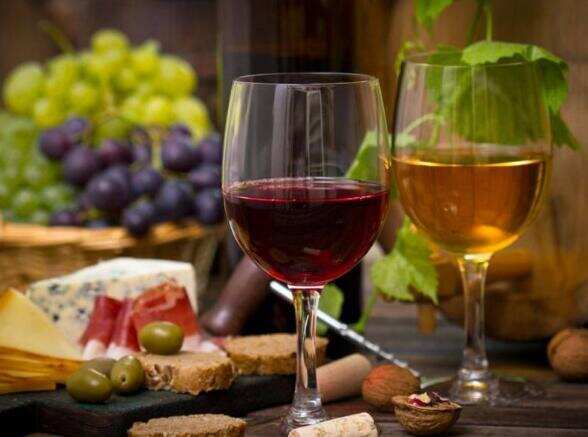 桃红葡萄酒和干红区别，桃红颜色亮丽口感清新/干红深沉口感醇厚