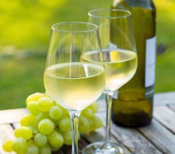 白葡萄酒和香槟哪个比较好喝，香槟类似加气白葡萄酒口感更丰富