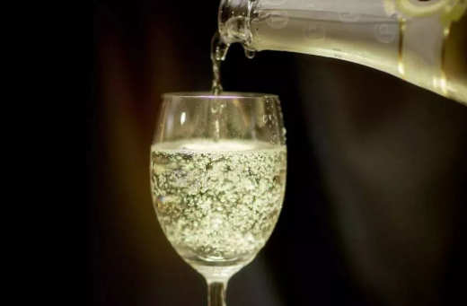 香槟酒是葡萄酒吗，是多种功效的起泡白葡萄酒