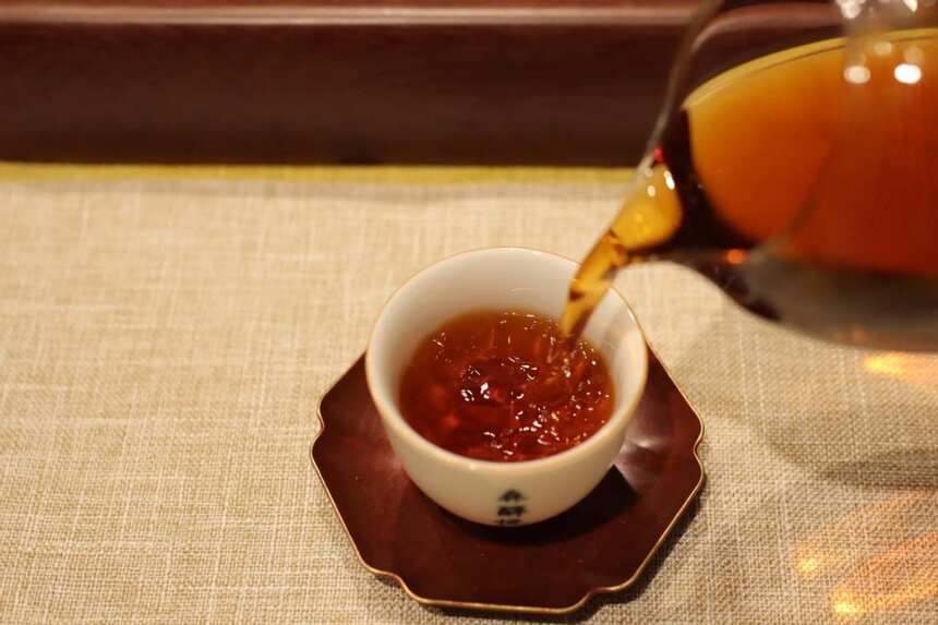 广东60岁大叔，30年前买的一饼“普洱茶”，现在成啥样了？