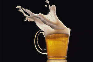 吃螃蟹能喝啤酒吗「吃螃蟹能喝啤酒吗 百度网盘」